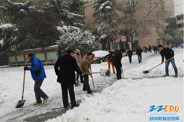 雪天里，郑州回中筑起安全防护墙，情暖师生