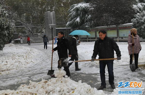 雪天里，郑州回中筑起安全防护墙，情暖师生