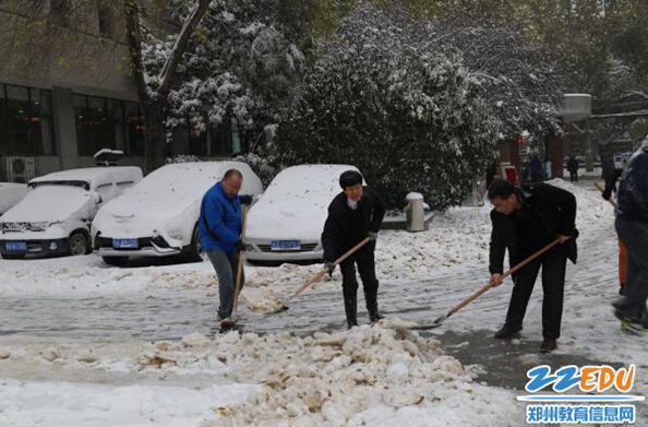 雪天里，郑州回中筑起安全防护墙，情暖师生