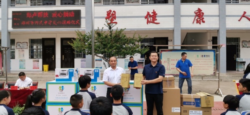 郑州市回民高级中学纪委书记李翔代表学校为卢氏横涧一中送去了捐赠的教学用品