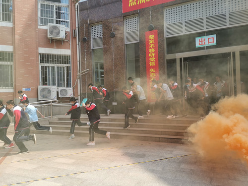 模拟地震中突发火灾的逃生场景